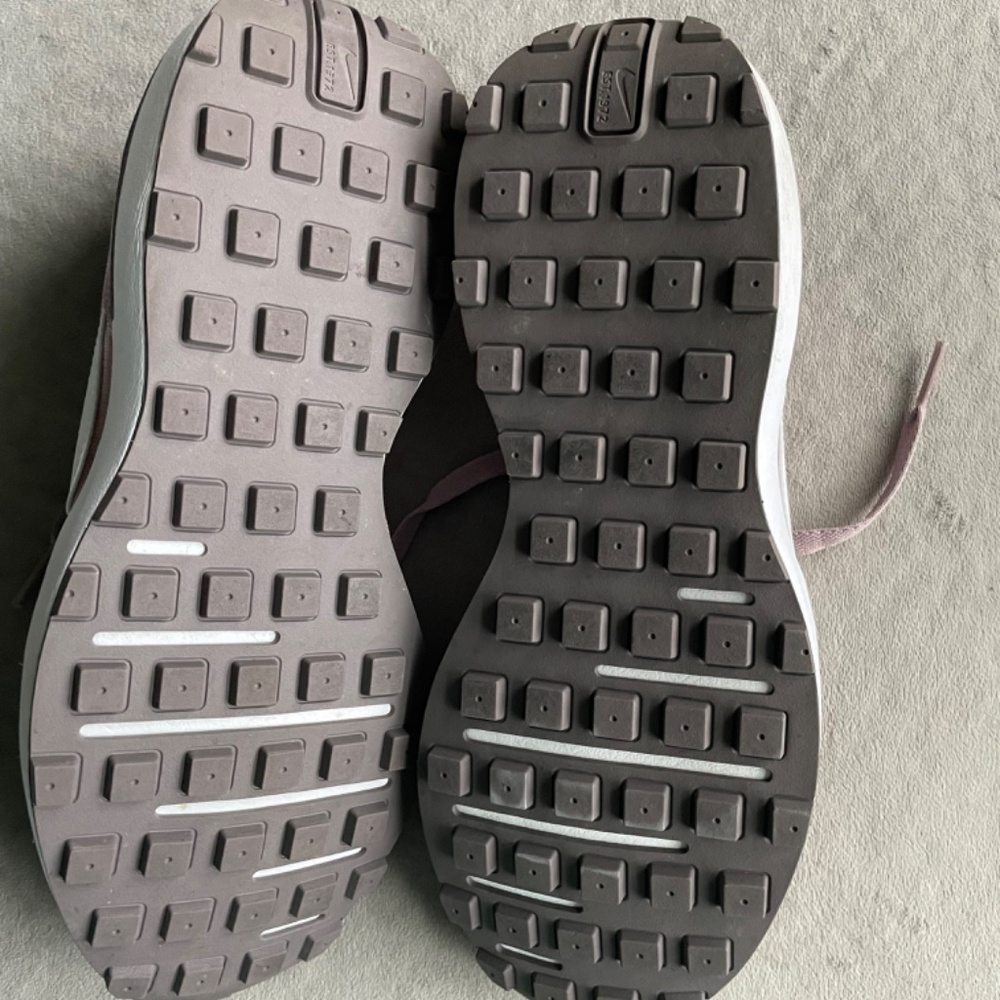 Nike Waffle One Big Kids size 5 - Picture 8 of 8